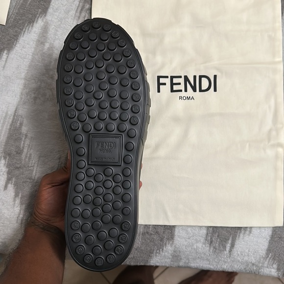 Fendi size 10 leather and suede black sneakers never been worn. - Picture 4 of 8